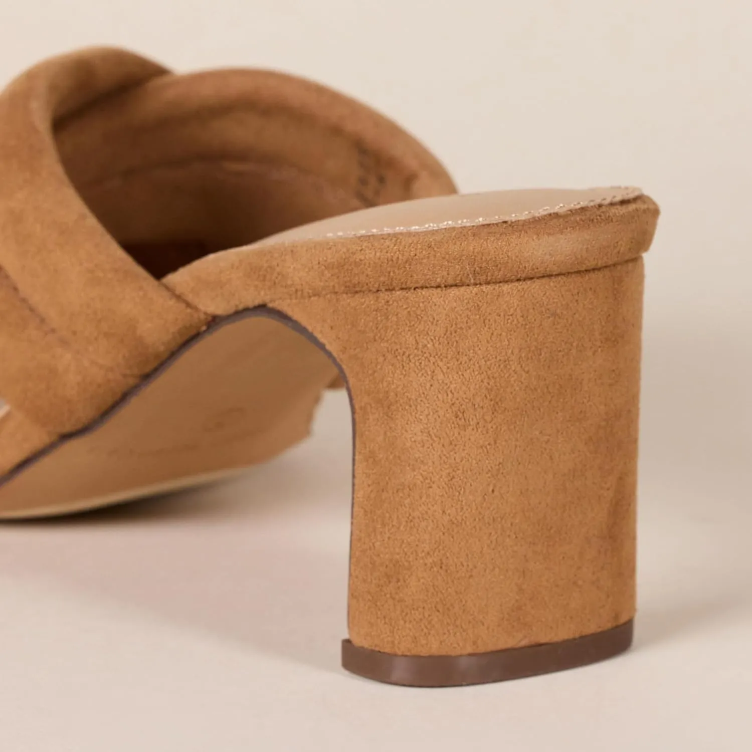 Amazon Essentials Women's Crossover Heeled Sandal with Padded Straps and Memory Foam Insole