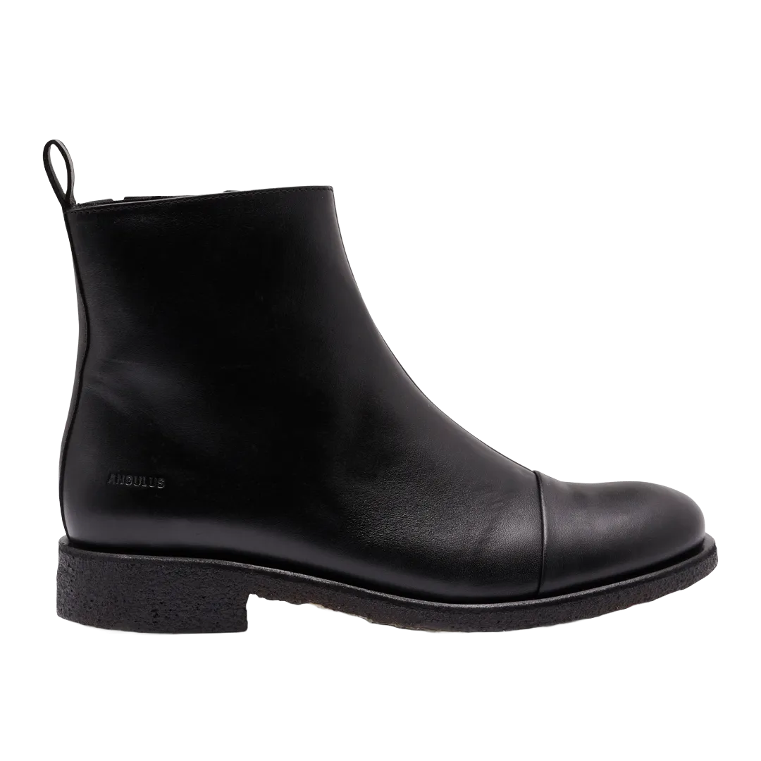 Boot with zipper