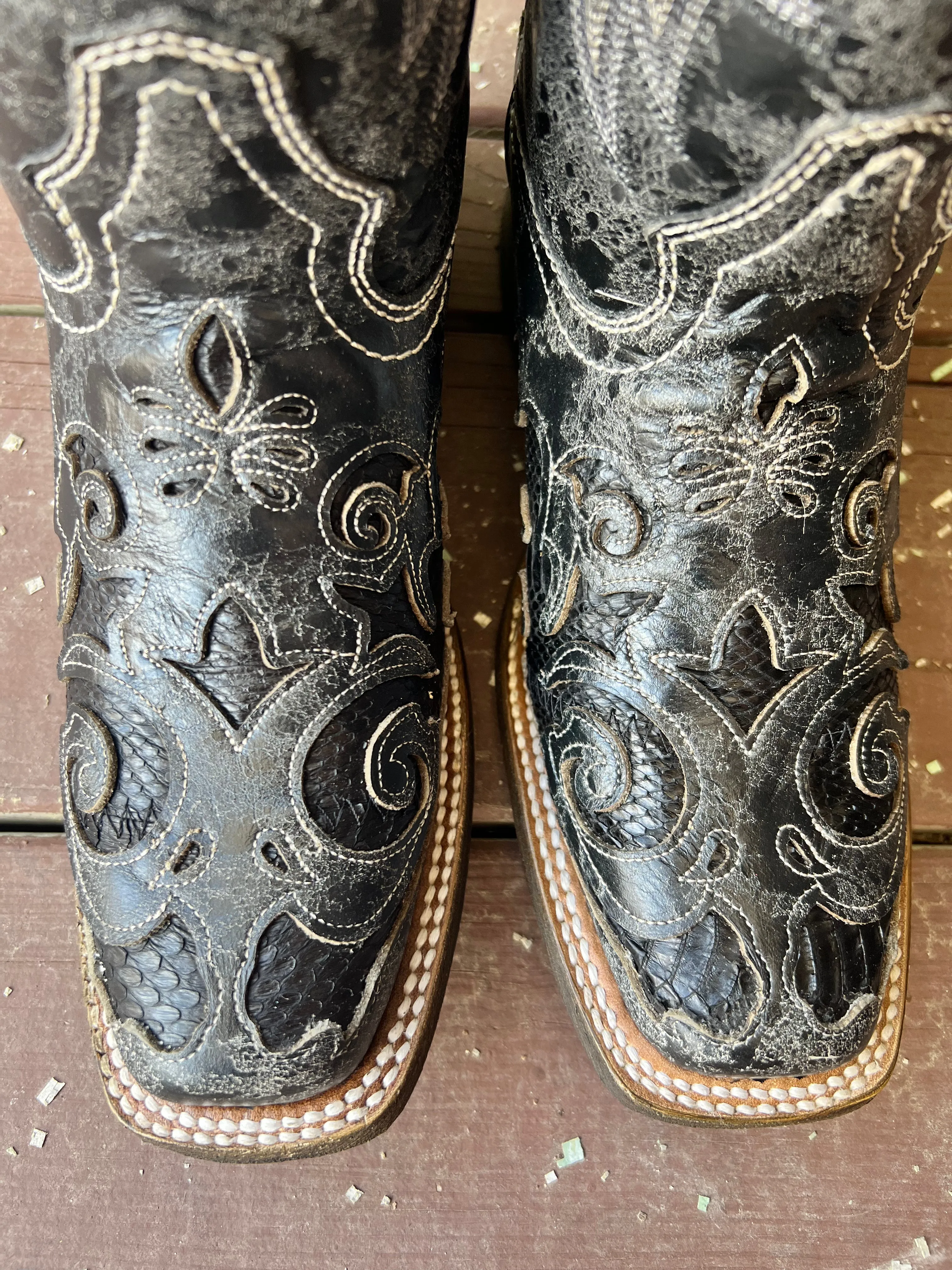 Corral Women's Distressed Black Snake Inlay Square Toe Western Boots A2402