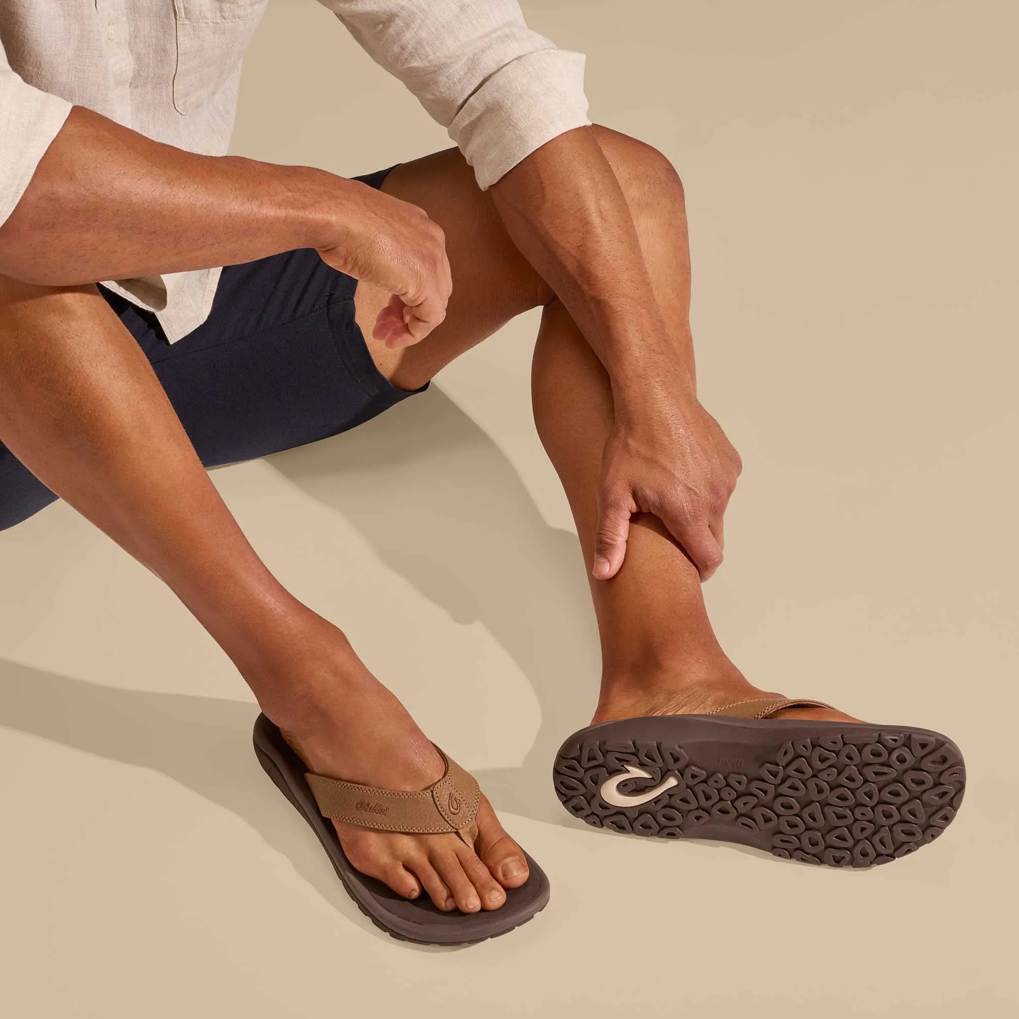 OLUKAI 'OHANA MENS SANDAL - TAN/DARK JAVA