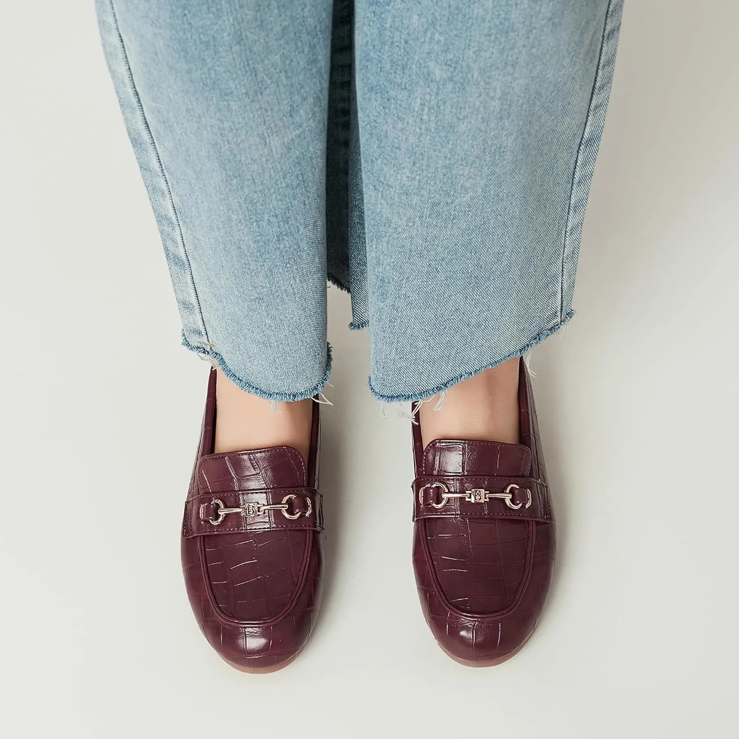 Women's Wide Loafers Casual Slip on Flat Shoes Women's Comfort Penny Loafers with Arch Support Women Dressy Moccasins