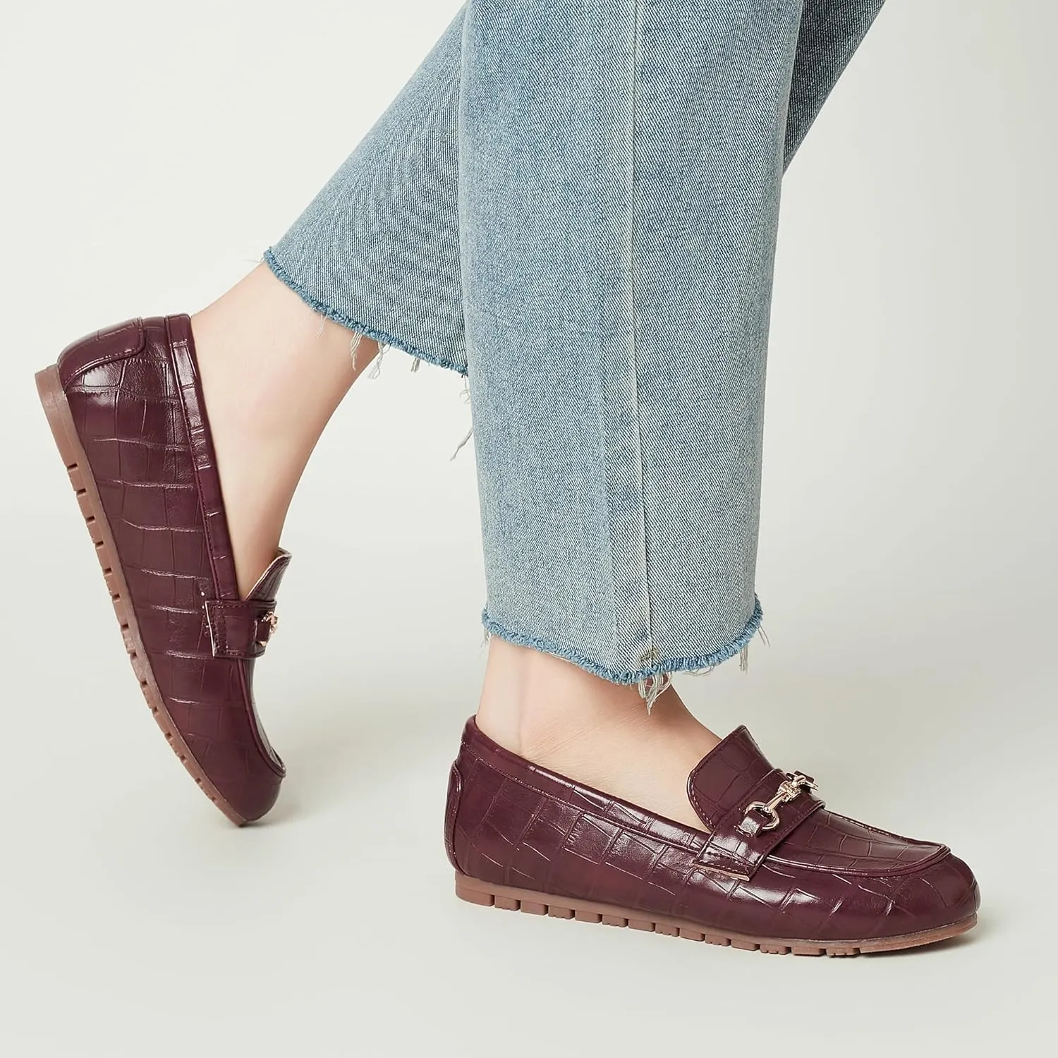 Women's Wide Loafers Casual Slip on Flat Shoes Women's Comfort Penny Loafers with Arch Support Women Dressy Moccasins
