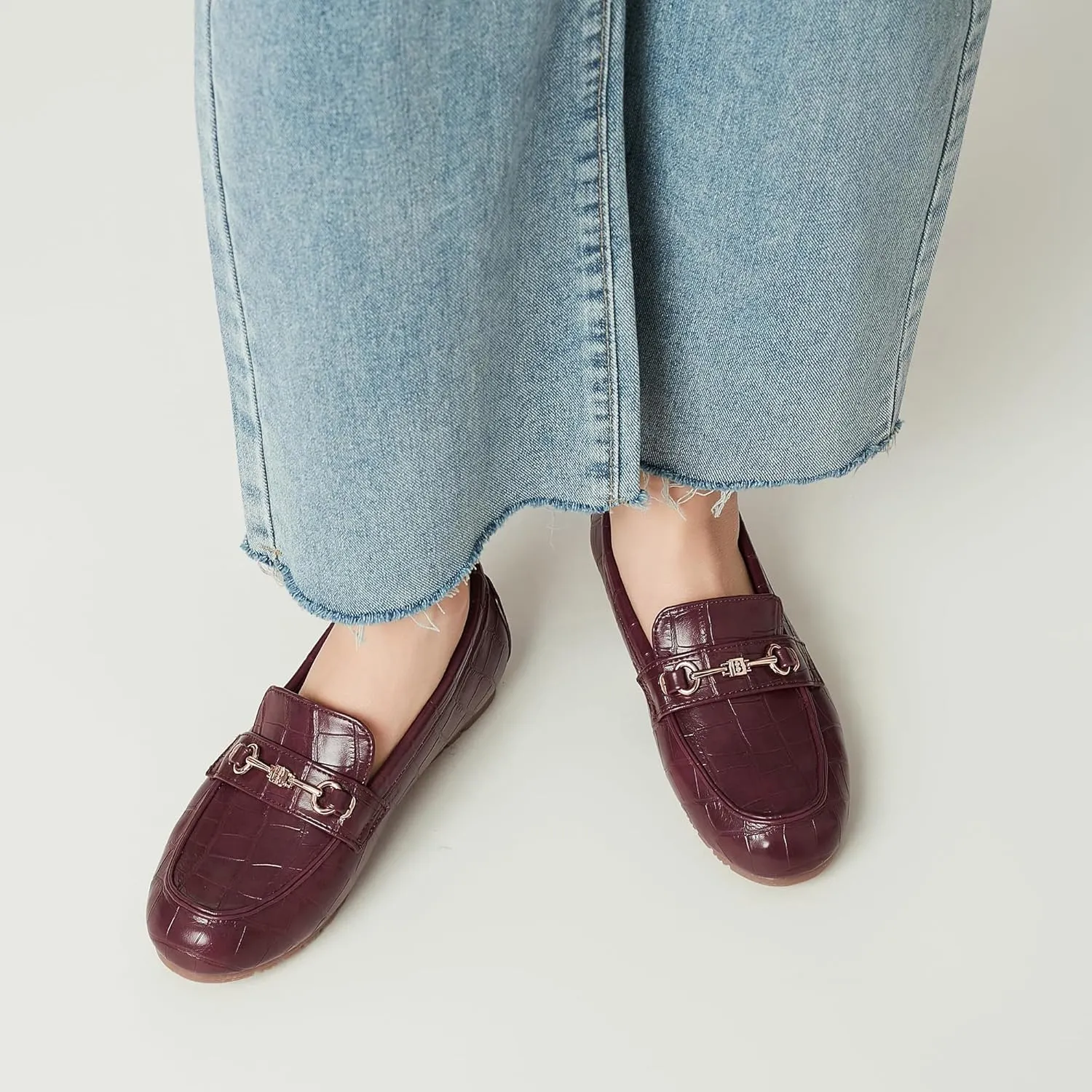 Women's Wide Loafers Casual Slip on Flat Shoes Women's Comfort Penny Loafers with Arch Support Women Dressy Moccasins